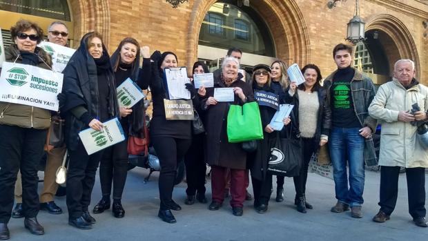 Concentración de afectados por el impuesto de sucesiones, el pasado jueves ante la Agencia Tributaria de Sevilla