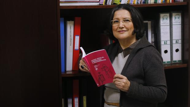 La investigadora Rosario Ortega en su despacho de la Universidad de Córdoba