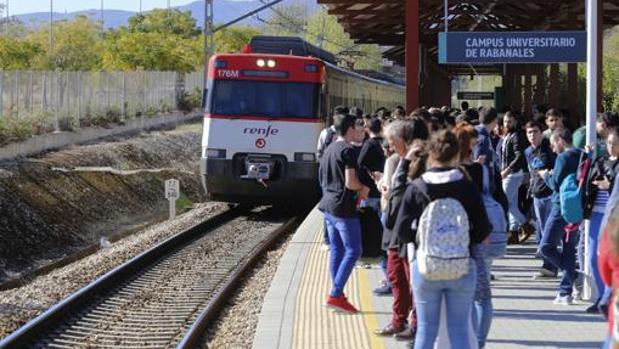 Un tren llegando al apeadero del campus de Rabanales