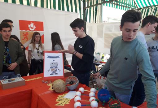 Alumnos de Bachillerato del colegio Ahlzahir en el «Paseo de la Ciencia»