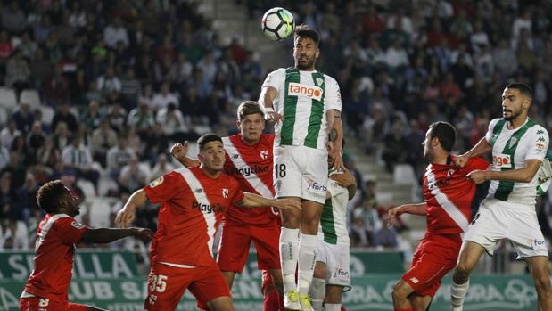 Josema, en una acción del Córdoba CF-Sevilla Atlético de este viernes en El Arcángel