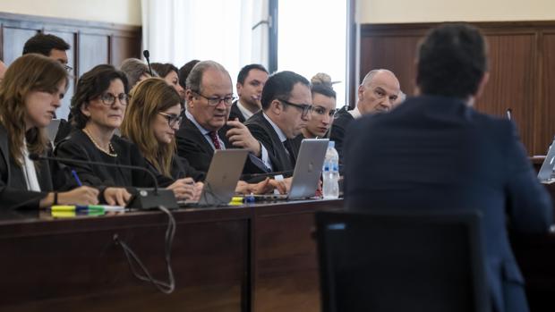 Ignacio García Revilla, de espaldas, continúa su declaración en el juicio de la pieza política del caso ERE