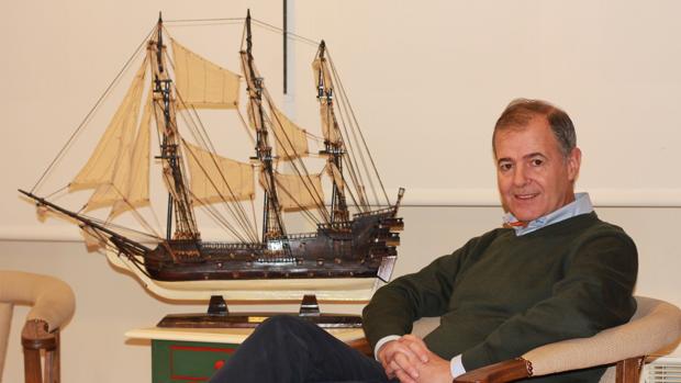 Francisco García del Junco, con una maqueta de un barco
