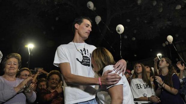 Antonio y Almudena en una concentración por la muerte de Lucía