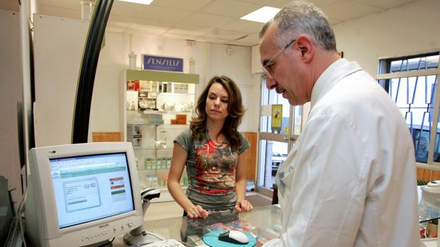 Imagen de paciente comprando medicamentos