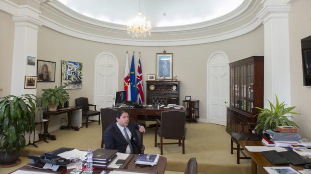 El ministro principal de Gibraltar, Fabian Picardo, en su despacho.