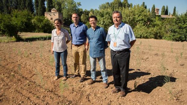 En el centro, el delegado de Agricultura, Manuel García, y el director de la Alhambra, Reynaldo Fernánez.
