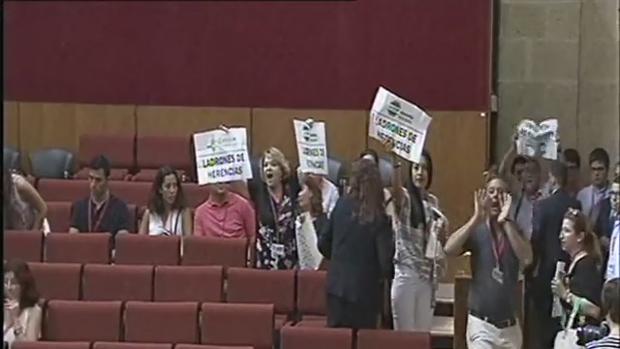 Momento de la desalojo de los afectados por el impuesto de sucesiones en el Pleno del Parlamento