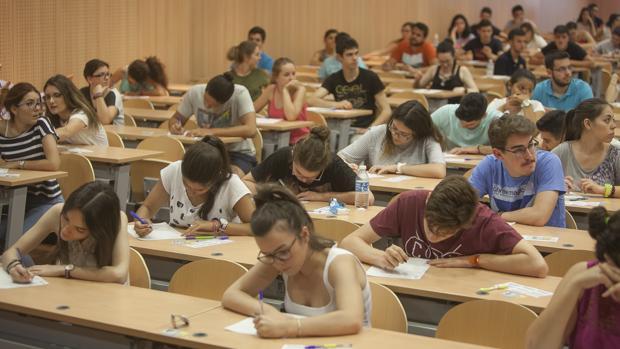 Estudiantes cordobeses durante las pruebas de Selectividad