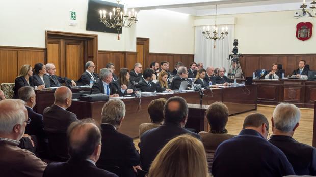 La bancada de los abogados defensores en la sala la Audiencia Provincial de Sevilla en el juicio del caso ERE