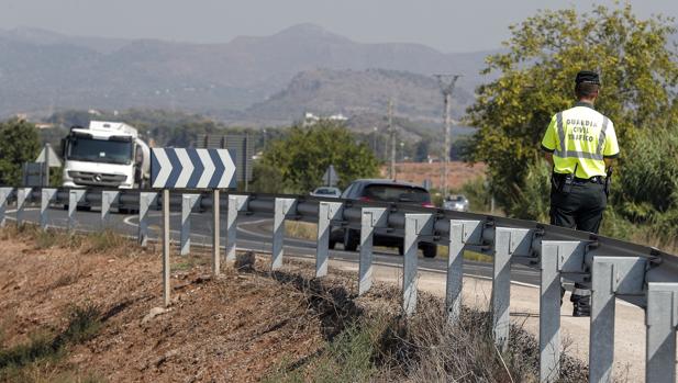 Un agente de la Guardia Civil de Tráfico durante un control