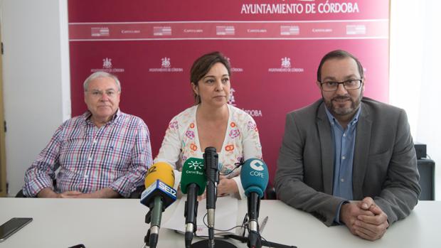David Luque (derecha), junto a Emilio Aumente y la alcaldesa, Isabel Ambrosio