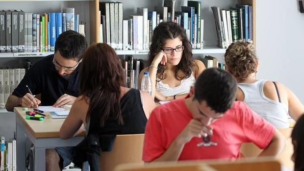 Estudiantes universitarios en la biblioteca de su facultad