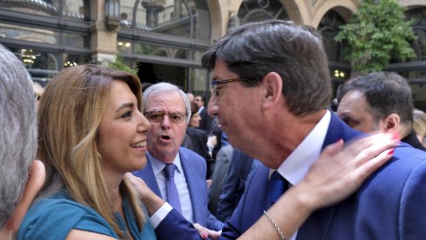 Susana Díaz saluda a Juan Marín en un acto que se celebró ayer en Sevilla