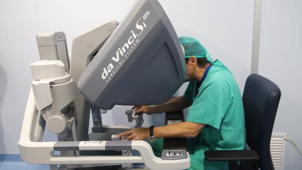 Uno de los doctores durante la prueba con el robot Da Vinci en el Reina Sofía