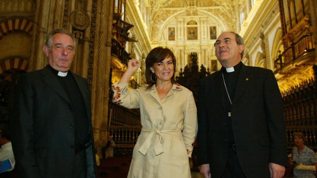 Juan Moreno, Carmen Calvo y Juan José Asenjo, tras la firma del convenio para la restauración del crucero