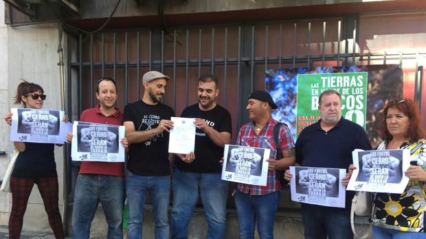 Dirigentes del Sindicato Andaluz de Trabajadores muestran carteles alusivos al acuerdo