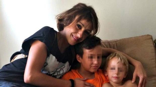 Juana Rivas, la madre de Granada, con sus dos hijos.