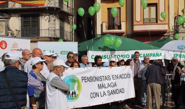 Facultativos en la Plaza de la Constitución con el consultorio de campaña