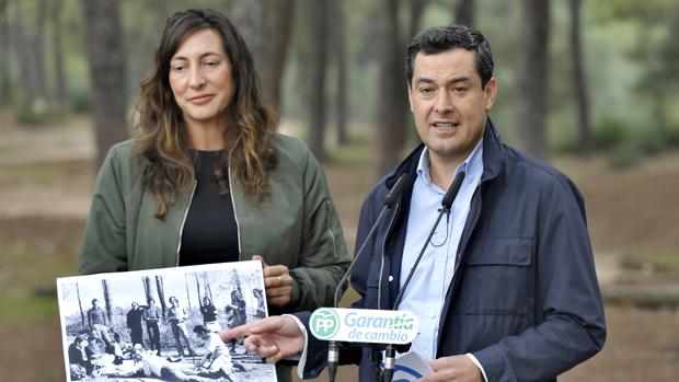 Juanma moreno y Loles Lopez en los pinares de La Puebla del Río