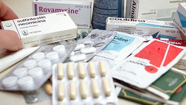 Los empresarios farmacéuticos piden la suspensión de la última subasta del SAS