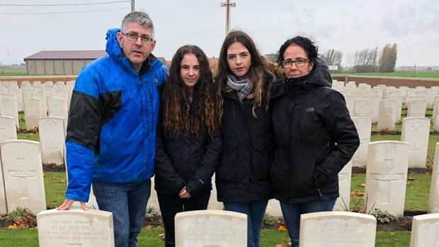 James Royall y Yolanda López, junto a sus hijas, visitando la tumba de sus antepasados