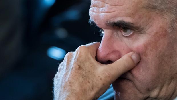 El expresidente socialista andaluz Manuel Chaves escucha a su abogado en el juicio del caso ERE