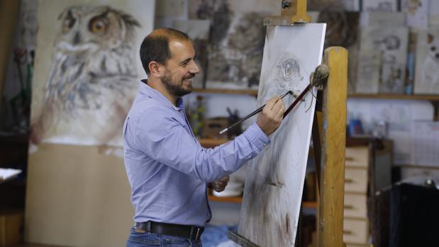 Antonio Briega en el estudio de pintura de Fernando Herrera del que es discípulo
