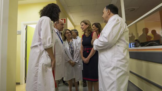 La consejera de Salud, Marina Álvarez, en la visita el Hospital Virgen del Rocío de Sevilla