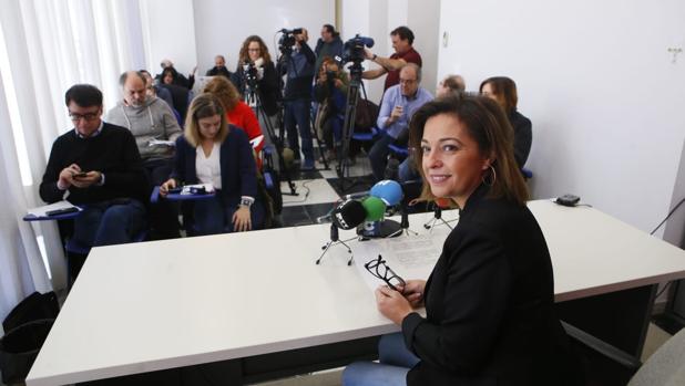 La alcaldesa, hoy, antes de iniciar su comparecencia ante los medios