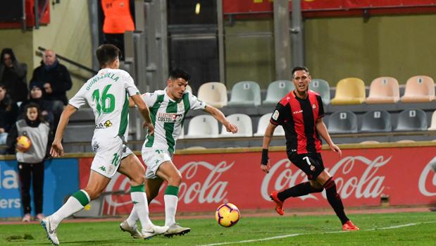 Loureiro despeja ante la mirada de Quintanilla y Querol en una acción del Reus-Córdoba CF este sábado