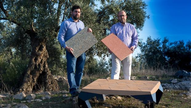 Inventores con revestimientos a base de hueso de aceituna y una mesa creada con este material