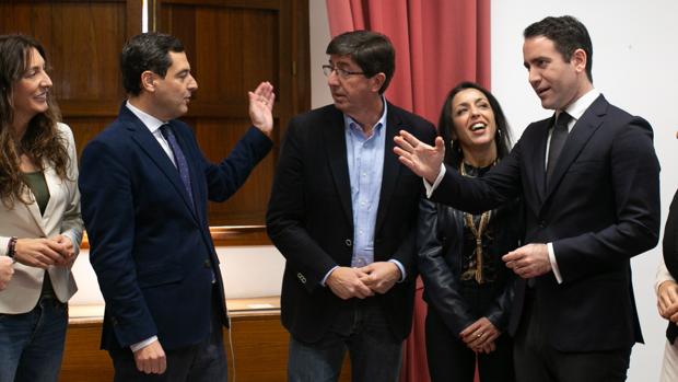 Juanma Moreno y Juan Marín junto al resto de equipos negociadores del pacto para el Gobierno del cambio