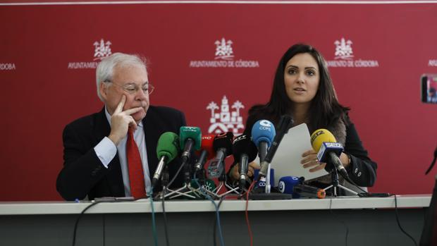 Los concejales socialistas Emilio Aumente y Carmen González