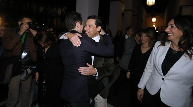 El seguro candidato a presidir la Junta Juanma Moreno recibe el abrazo de García Egea