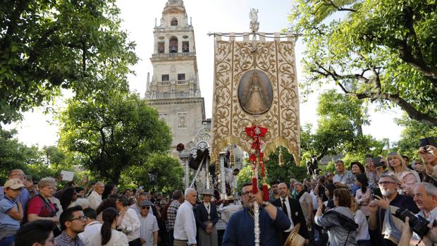 Simpecado del Rocío de Córdoba durante su salida en el Patio de los Naranjos