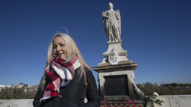 Gema Fernández Camino, frente al monumento de San Rafael Arcángel de Córdoba