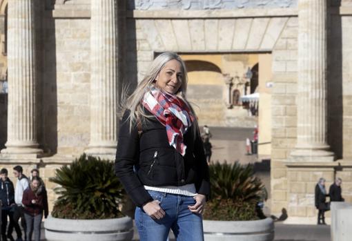 Gema Fernández Camino, frente a la Puerta del Puente, en Córdoba
