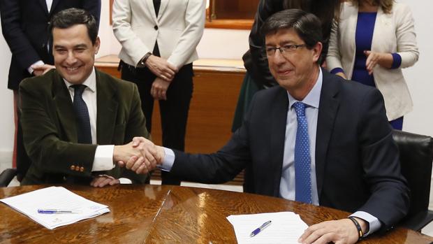 Juanma Moreno y Juan Marín, en el Parlamento andaluz