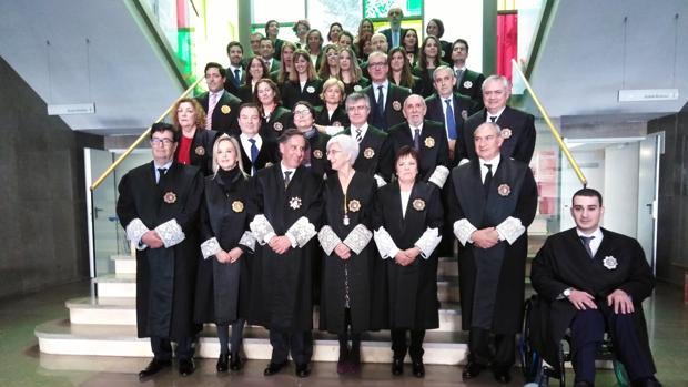 Foto de familia de los fiscales asistentes al acto en Huelva, con Flores y Segarra en el centro