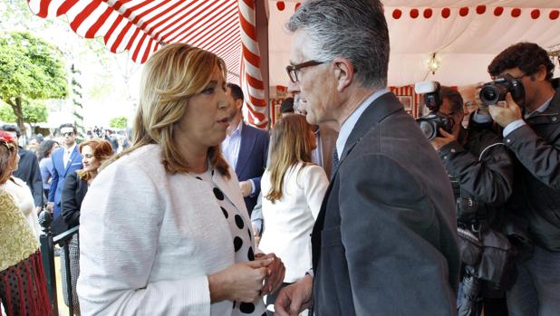Susana Díaz charla con Rafael Rodríguez, presidente de APS, en la Feria de Abril