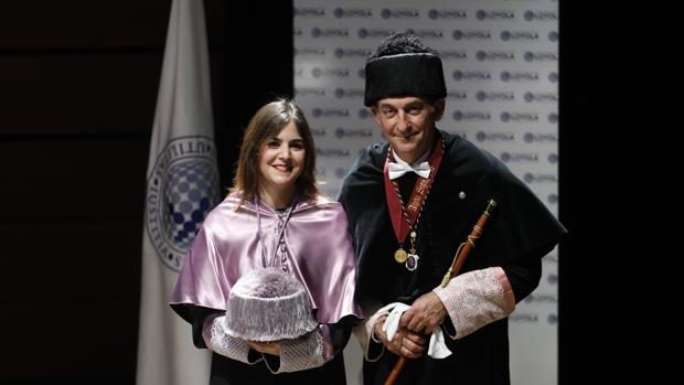 Davinia María de la Resurrección, junto al rector de la Universidad Loyolas
