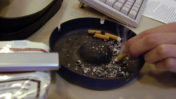 Cigarrillos en un cenicero