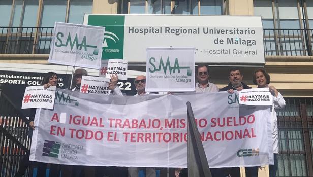 Protestas frente al Hospital General de Málaga