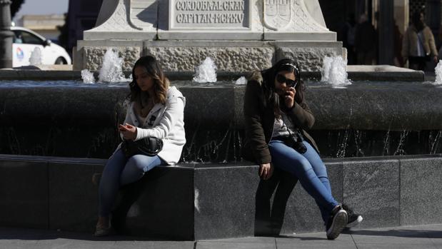 Dos mujeres en la Plaza de las Tendillas de Córdoba