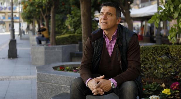 Antonio Valentín posa en la plaza de Las Tendillas