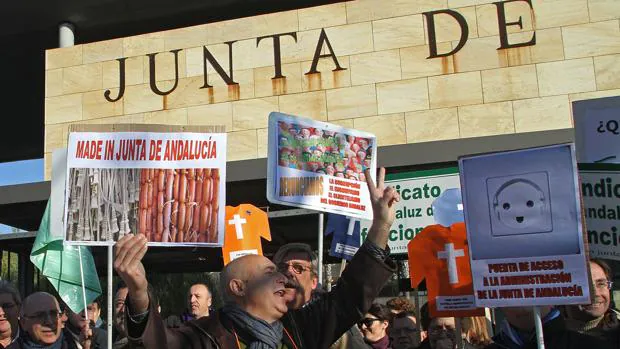 Protesta de funcionarios contra la «ley del enchufismo» de la Junta de Andalucía en 2012