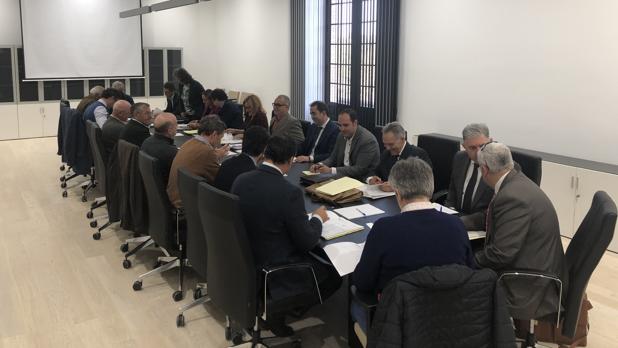 Imagen de la reunión que tuvo lugar el jueves 21 para tratar la extracción ilegal de agua