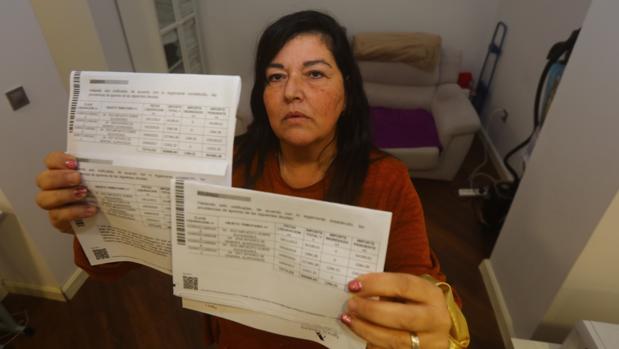 Emma, afectada por el impuesto de sucesiones, muestra las notificaciones de embargo en su casa