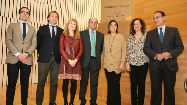 La alcaldesa de Córdoba acompañada por agentes sindicales y empresariales en el acto de presentación